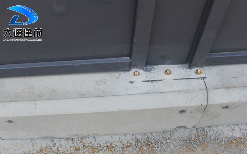 A類鋼結構圍擋，圍擋安裝基礎水泥塊